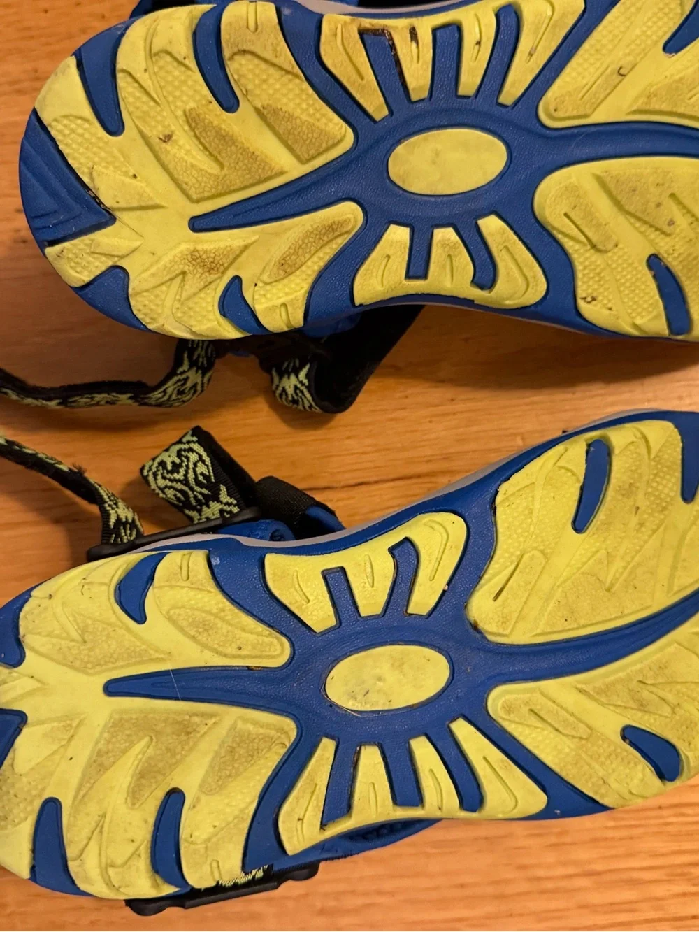Dream Pairs Neon Green and Blue Patterned Kids Sport Sandals
